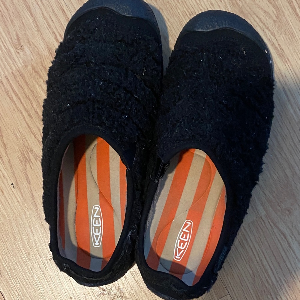 Preowned women’s KEEN Black Fuzzy clogs US 7